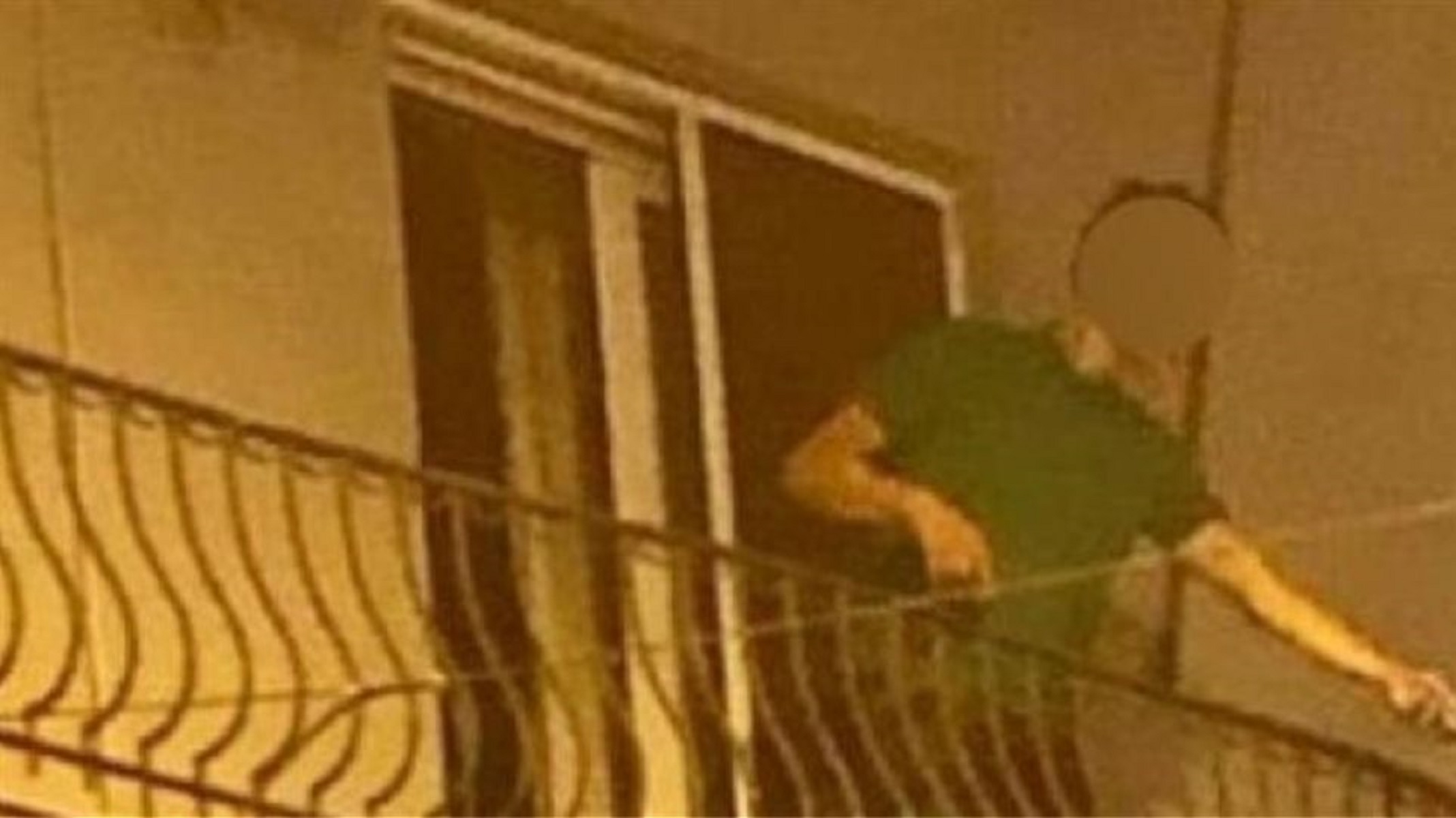 Θεσσαλονίκη: Πετούσε γλάστρες και καρέκλες από το μπαλκόνι του σε θαμώνες μπαρ [vid]
