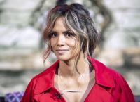 Halle Berry: Ποζάρει με lingerie και ρίχνει το Instagram Halle Berry: Ποζάρει με lingerie και ρίχνει το Instagram