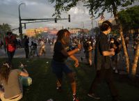 Μινεάπολις: Δεύτερη οργισμένη νύχτα στην πόλη για τη δολοφονία του Τζορτζ Φλόιντ