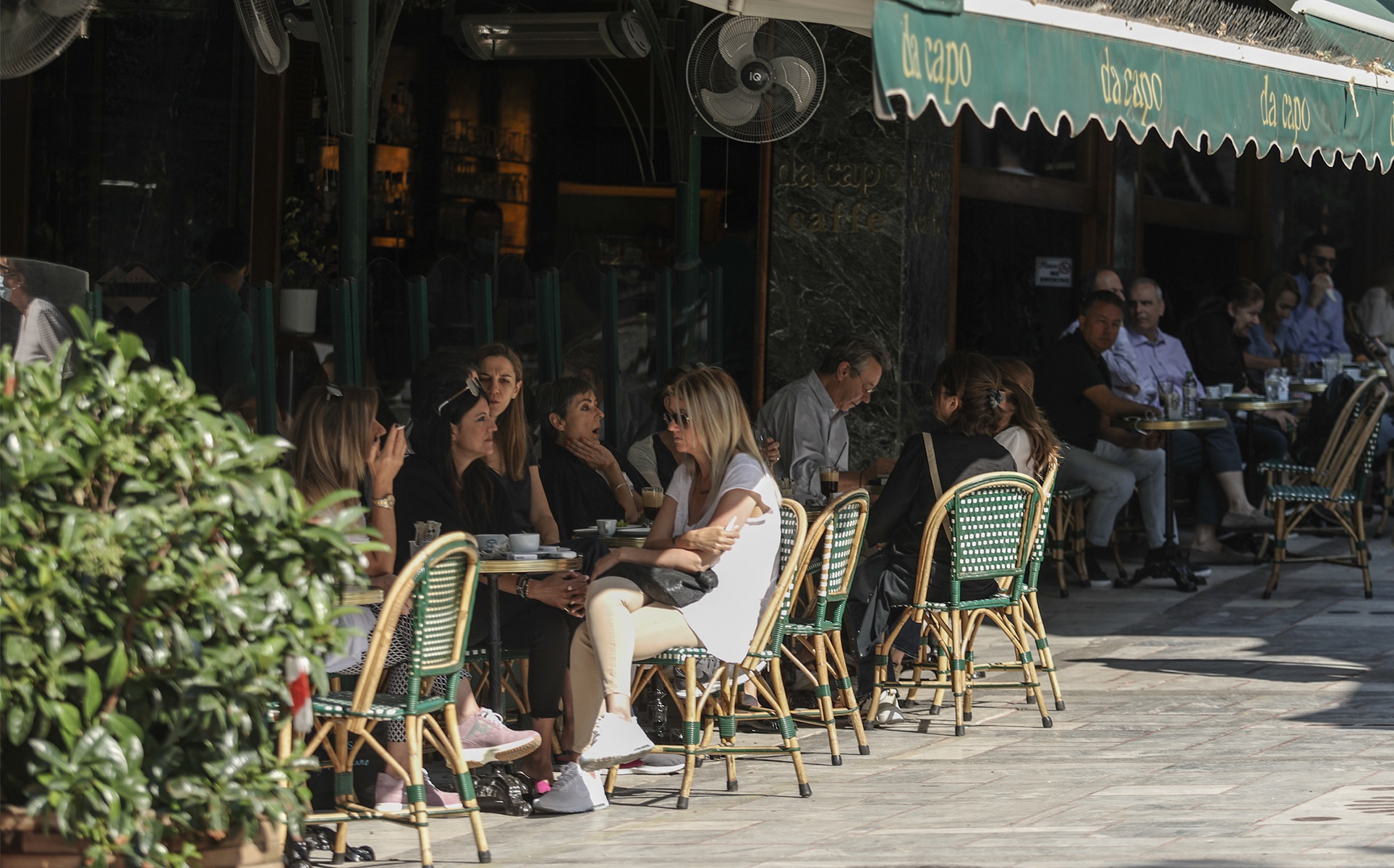 Άνοιγμα εστίασης: Γέμισαν κόσμο τα καφέ με αντισηπτικά και μάσκες