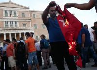 Υπουργείο Εξωτερικών: Καταδικάζει το κάψιμο της Τουρκικής σημαίας στο Σύνταγμα Υπουργείο Εξωτερικών: Καταδικάζει το κάψιμο της Τουρκικής σημαίας στο Σύνταγμα