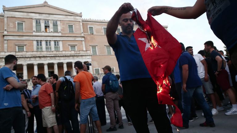 Υπουργείο Εξωτερικών: Καταδικάζει το κάψιμο της Τουρκικής σημαίας στο Σύνταγμα