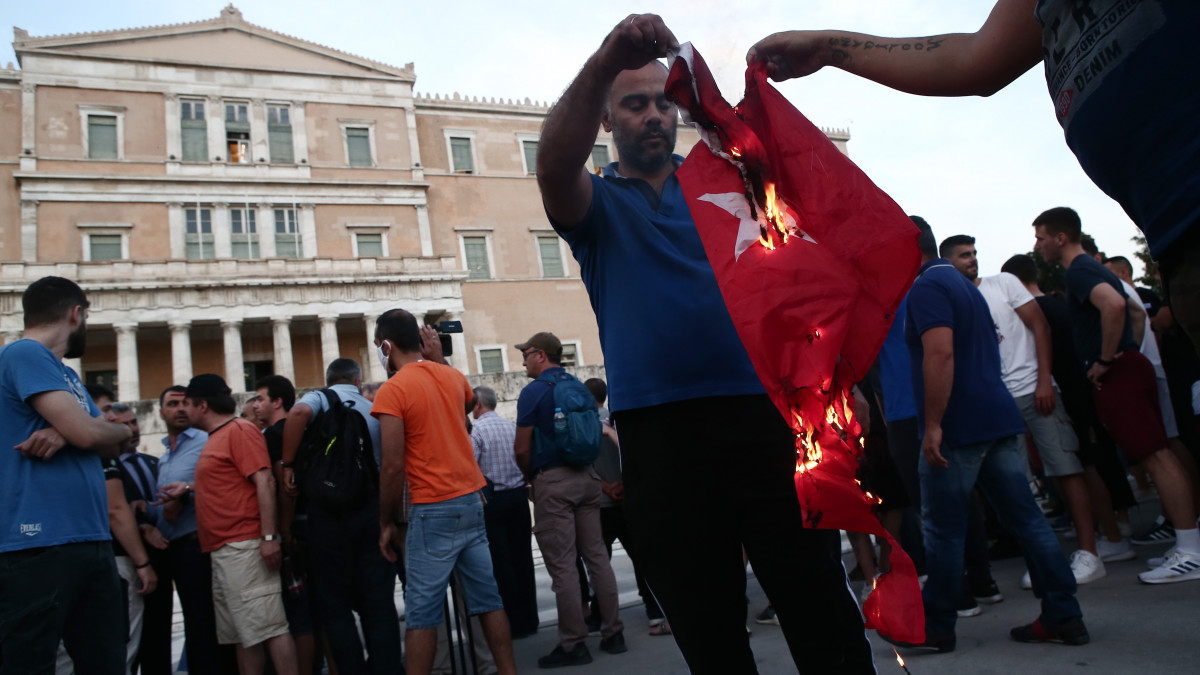 Υπουργείο Εξωτερικών: Καταδικάζει το κάψιμο της Τουρκικής σημαίας στο Σύνταγμα