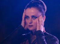 Καρυοφυλλιά Καραμπέτη: Ερμηνεύει το «4.48 Ψύχωση» live από τον Φάρο του ΚΠΙΣΝ μαζί με τον Γιάννη Κλίνη