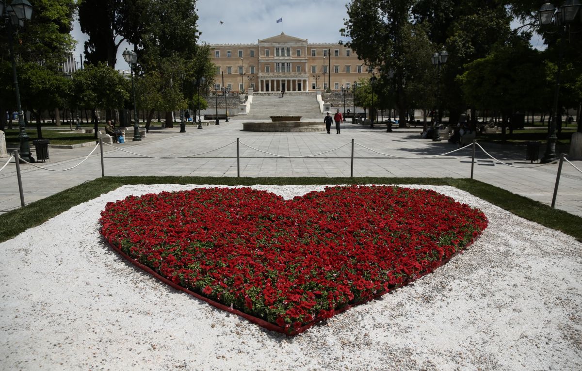 Λουλούδια: Μια μεγάλη καρδιά για τους γιατρούς στην πλατεία Συντάγματος