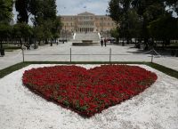 Λουλούδια: Μια μεγάλη καρδιά για τους γιατρούς στην πλατεία Συντάγματος