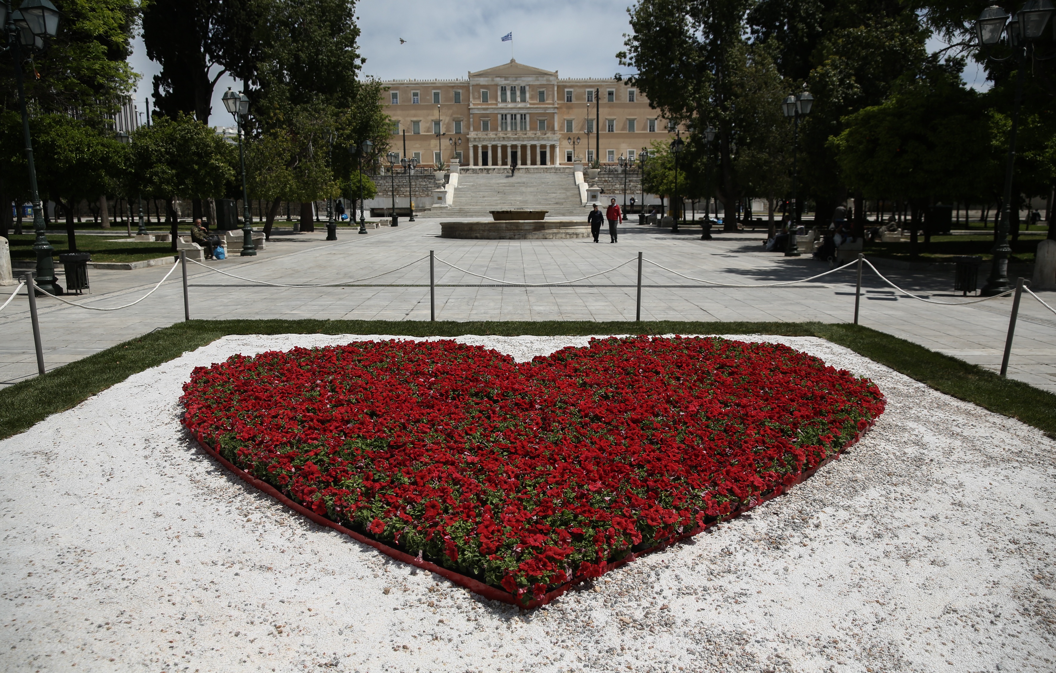 Λουλούδια: Μια μεγάλη καρδιά για τους γιατρούς στην πλατεία Συντάγματος