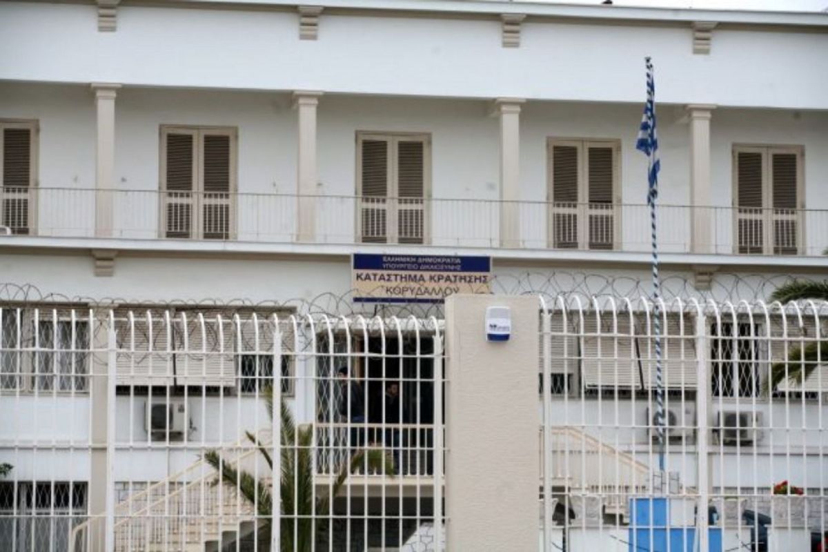 Έρευνα στον Κορυδαλλό: Βρέθηκαν σουβλιά, μαχαίρια και κινητά
