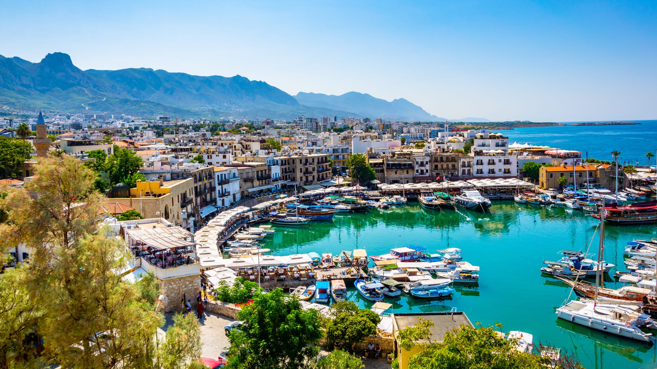 Κίνηση ματ – Η Κύπρος θα πληρώσει τις διακοπές σου αν κολλήσεις κορωνοϊό στο νησί