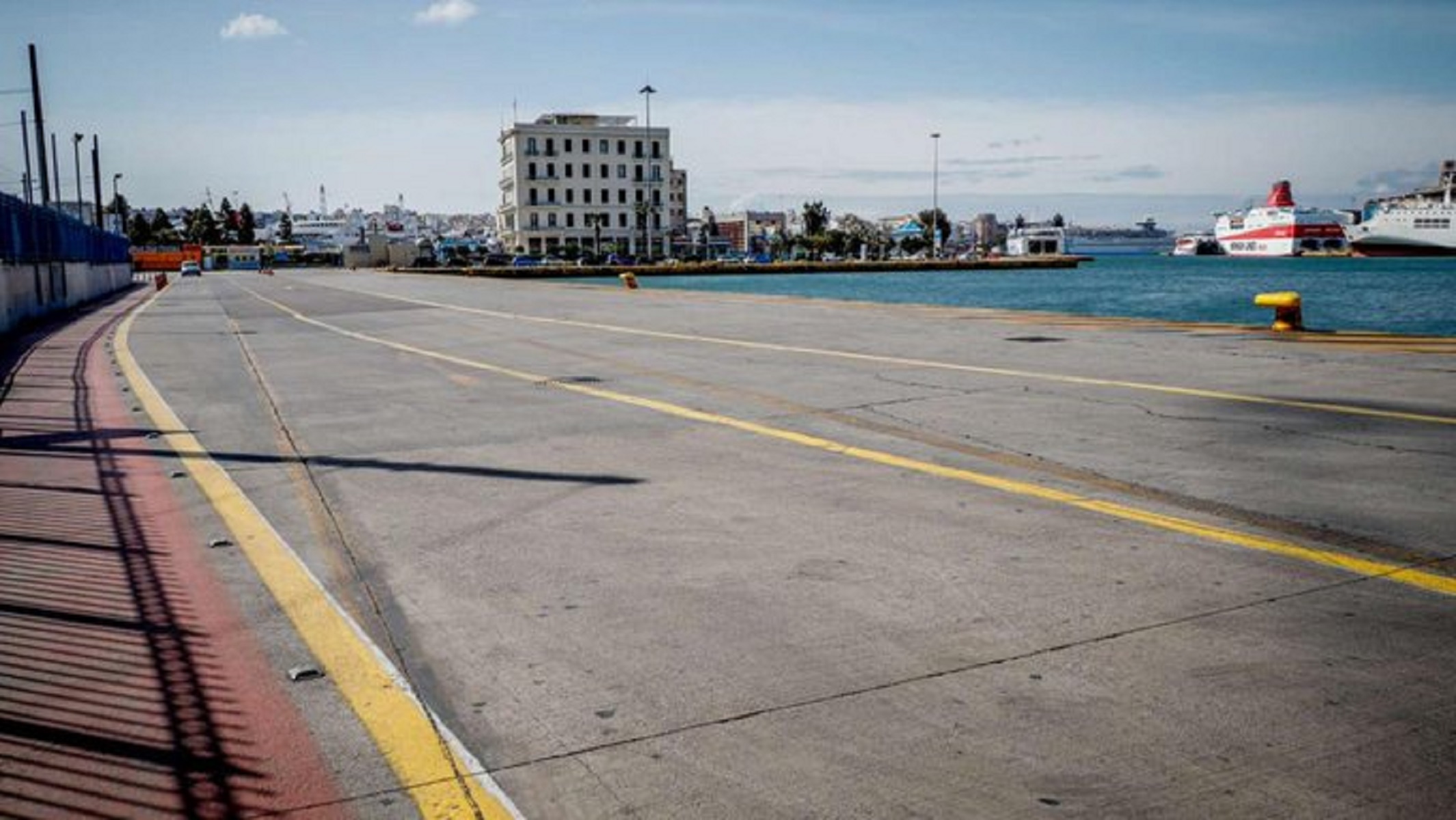 Πειραιάς λιμάνι: Αυτοκίνητο με δύο επιβάτες έπεσε στο λιμάνι