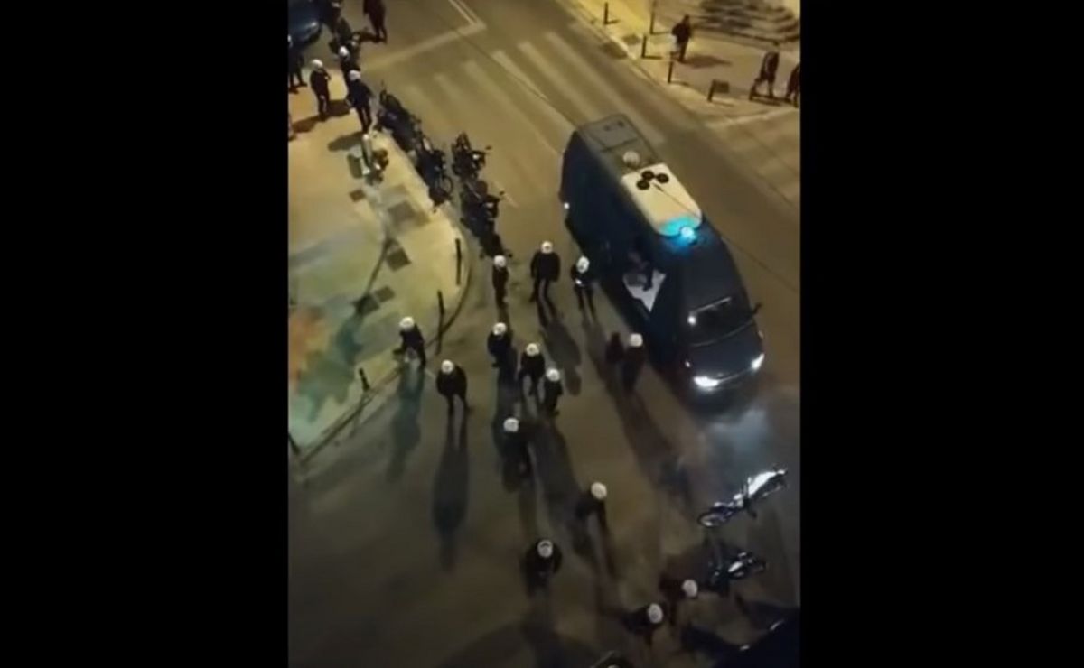 Κυψέλη επεισόδια: Με δακρυγόνα και συλλήψεις η αστυνομία «έσπασε» συνάθροιση νεαρών