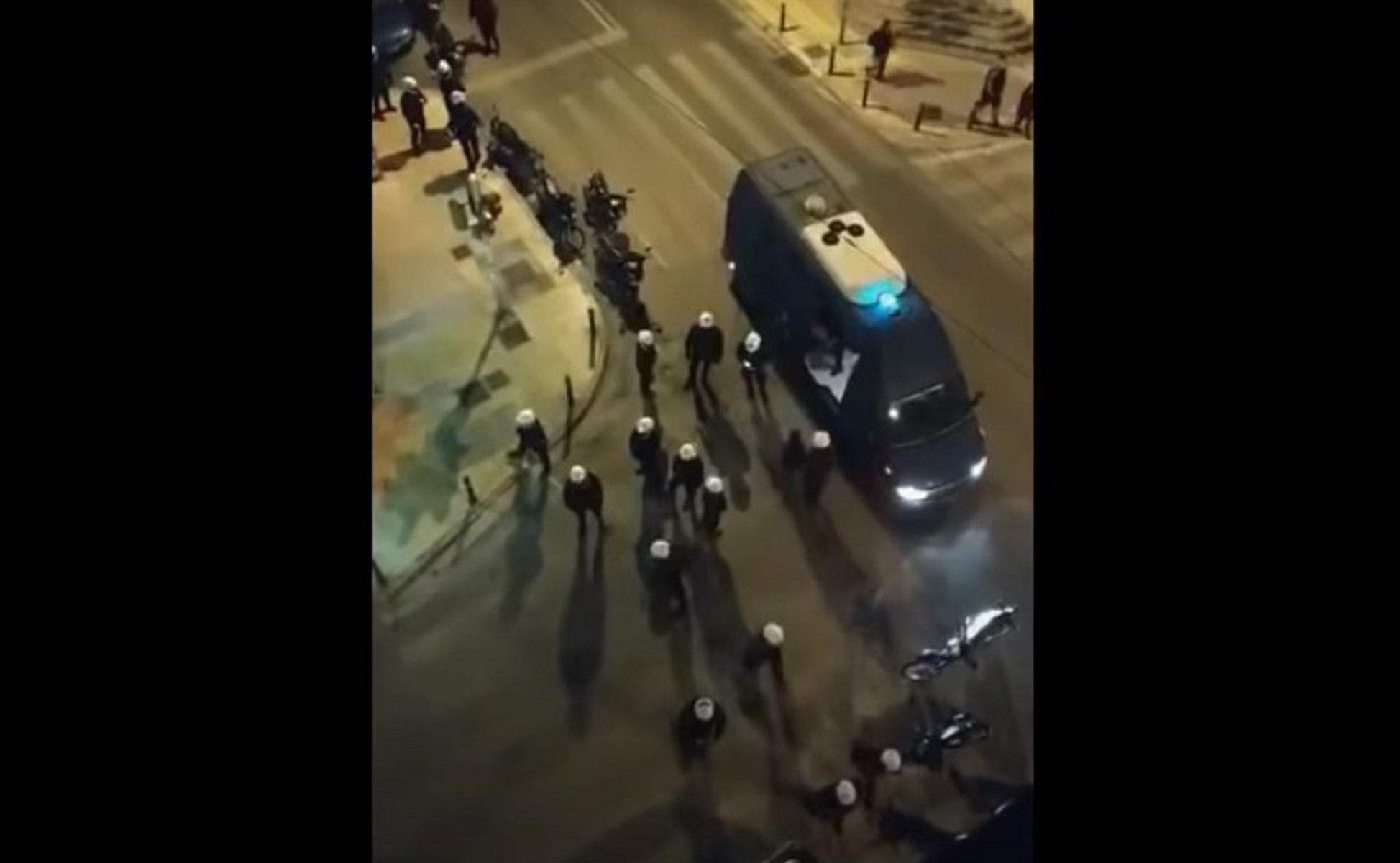 Κυψέλη επεισόδια: Με δακρυγόνα και συλλήψεις η αστυνομία «έσπασε» συνάθροιση νεαρών