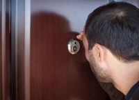 Γιατί πρέπει πάντα να καλύπτεις το ματάκι της πόρτας Γιατί πρέπει πάντα να καλύπτεις το ματάκι της πόρτας