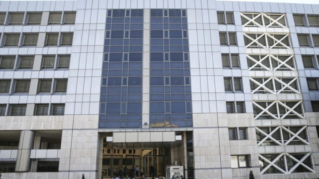 Απευθείας ανάθεση έργου από το υπουργείο Μετανάστευσης σε “γαλάζιο” παιδί