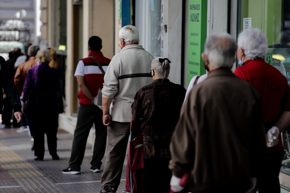 Άρση μέτρων: Συνωστισμός και ουρές σε τράπεζες και καταστήματα
