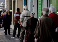 Άρση μέτρων: Συνωστισμός και ουρές σε τράπεζες και καταστήματα
