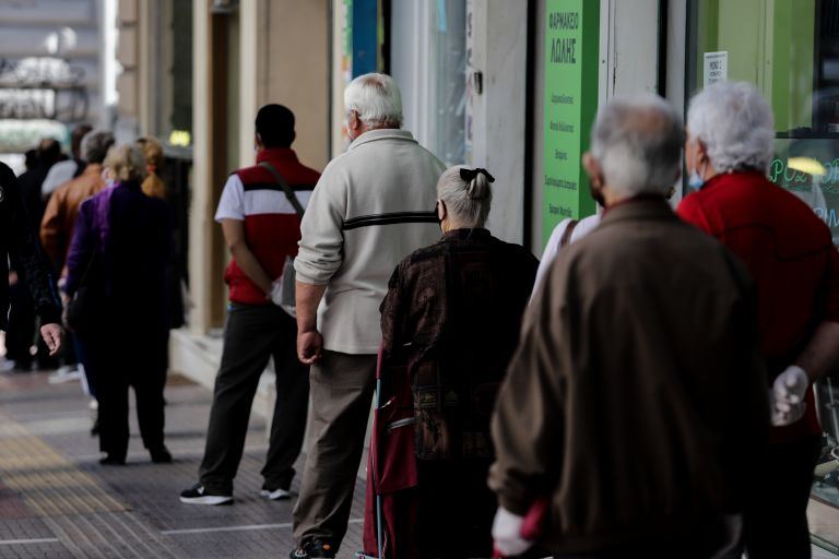Άρση μέτρων: Συνωστισμός και ουρές σε τράπεζες και καταστήματα