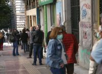 Άρση μέτρων: Ξανά ουρές έξω από τις τράπεζες