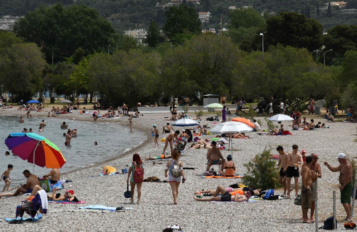 Παραλίες σήμερα: Οι Αθηναίοι έσπευσαν στις πλαζ – Αυστηρά τα μέτρα και τα πρόστιμα (pics)