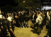 Καβάλα Κορωνοϊός: Έκλεισαν τα μαγαζιά και γέμισαν οι πλατείες Καβάλα Κορωνοϊός: Έκλεισαν τα μαγαζιά και γέμισαν οι πλατείες