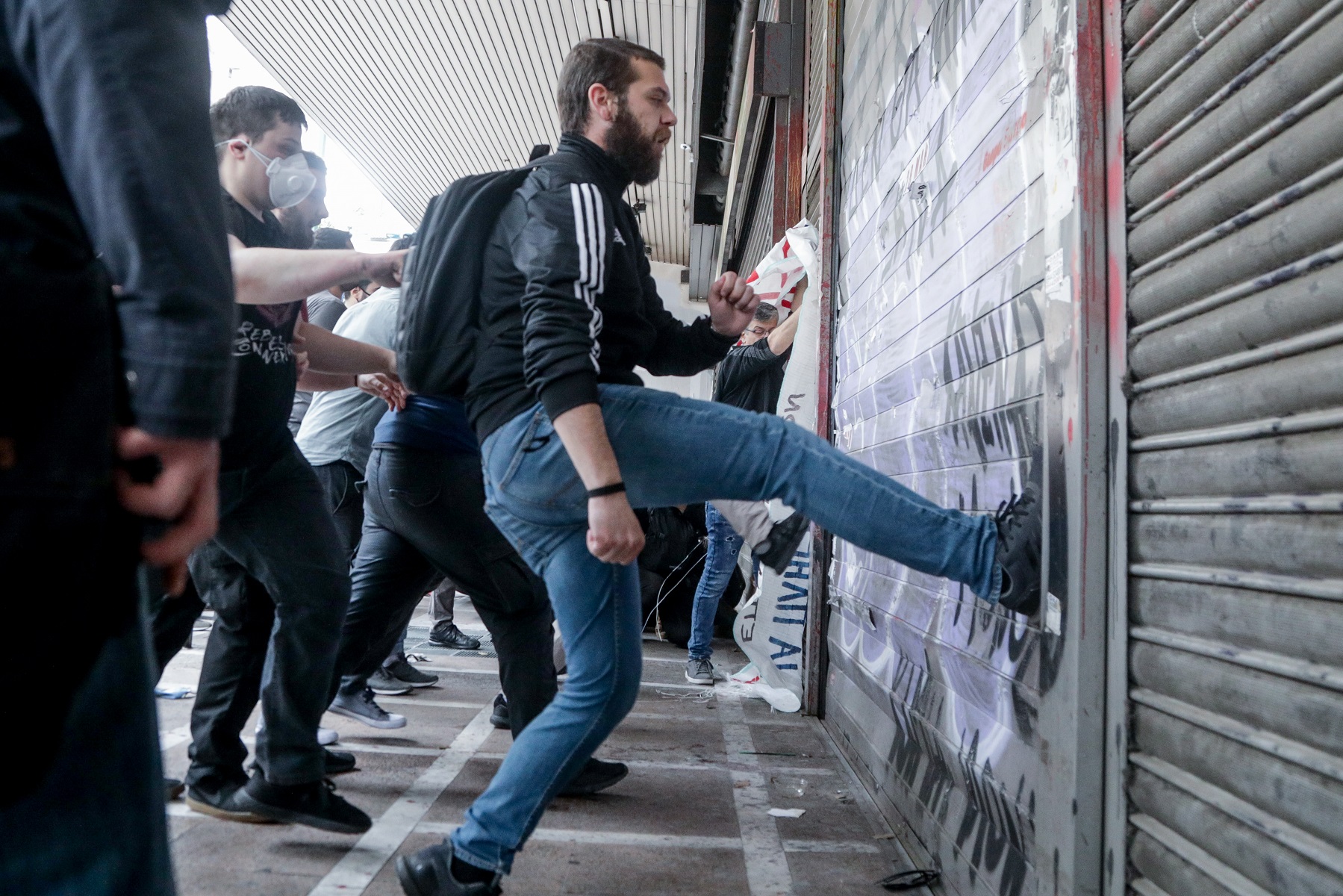 Υπουργείο Υγείας επεισόδια: Ένταση στο κέντρο της Αθήνας – Εργαζόμενοι χτυπούν τα κατεβασμένα ρολά