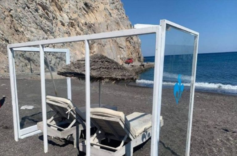 Σαντορίνη κορωνοϊός: Ξαπλώστρες με πλέξιγκλας στην Περίσσα