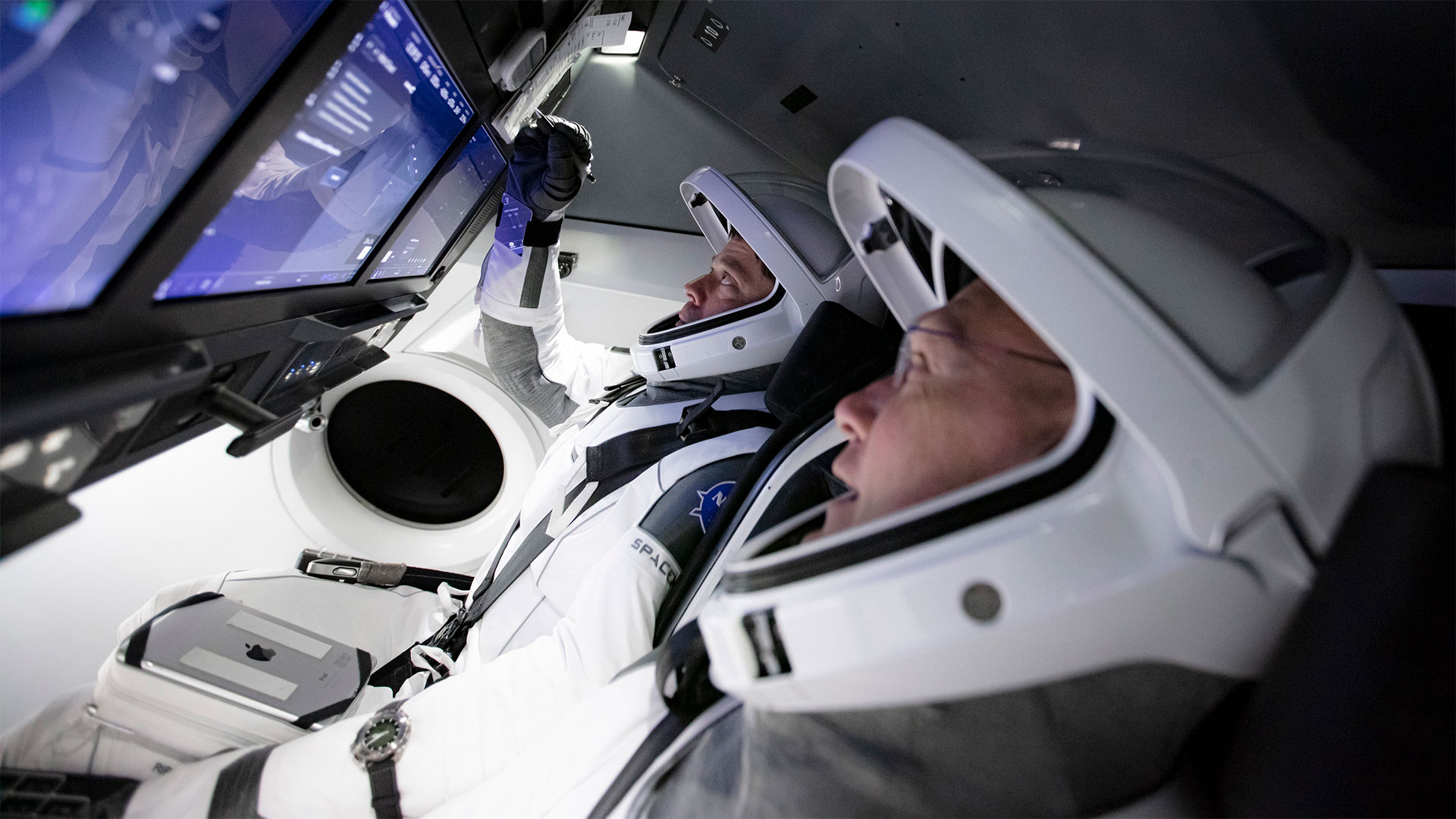 SpaceX: Αναβλήθηκε λόγω καιρού η ιστορική εκτόξευση