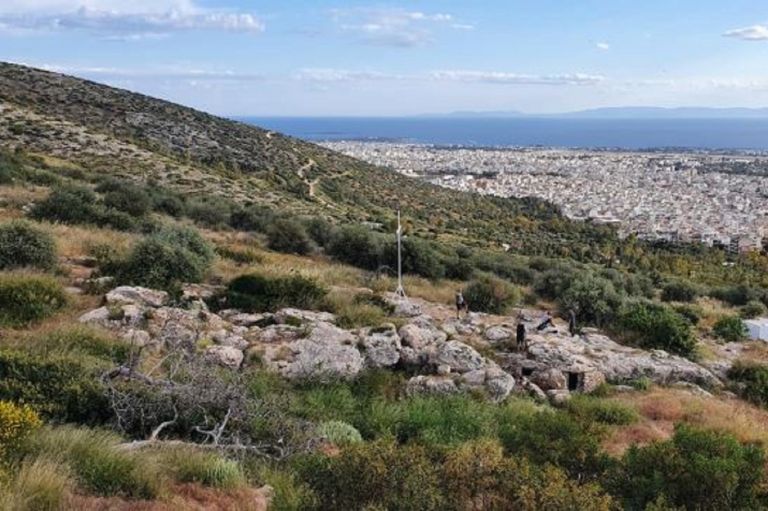Αγία Ειρήνη: Ξανατοποθετήθηκε ο Σταυρός στους πρόποδες του Υμμητού