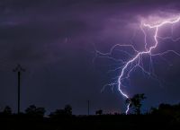 Καιρός: Μετά τον καύσωνα του Μαΐου, ήρθαν χιόνια, κεραυνοί και χαλάζι – Μια γυναίκα έχασε τη ζωή της