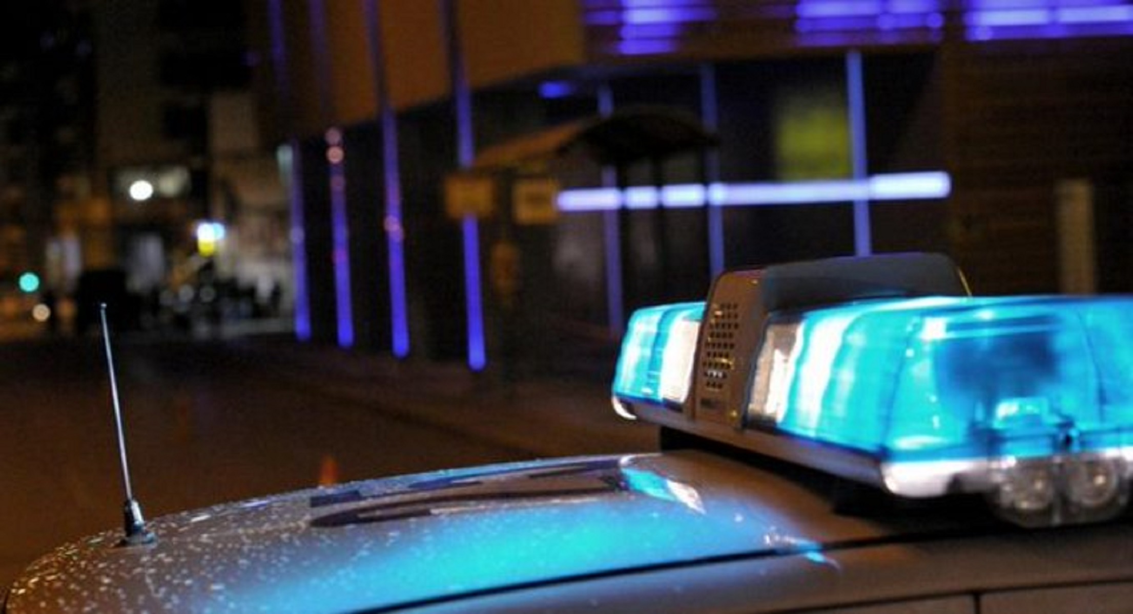 Τροχαία Αττικής εμπρησμός: Δύο βόμβες μολότοφ εξερράγησαν στο υπαίθριο πάρκινγκ