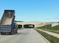 Φορτηγατζής ξέχασε να κατεβάσει την καρότσα και έπεσε πάνω σε γέφυρα
