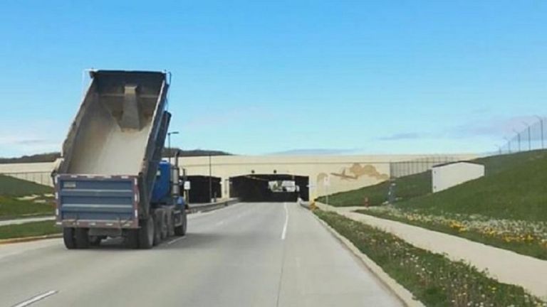 Φορτηγατζής ξέχασε να κατεβάσει την καρότσα και έπεσε πάνω σε γέφυρα