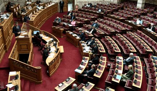 Νομοσχέδιο για λαθρεμπόριο: Πέρασε από τη Βουλή το σχέδιο νόμου του υπουργείου Οικονομικών