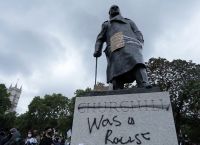 Οι σκιές γκρεμίζουν τα αγάλματα Οι σκιές γκρεμίζουν τα αγάλματα