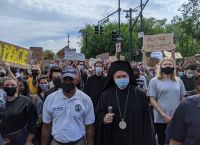 Αρχιεπίσκοπος Ελπιδοφόρος: Ηχηρό μήνυμα από την παρουσία του στις διαδηλώσεις για τον Φλόιντ