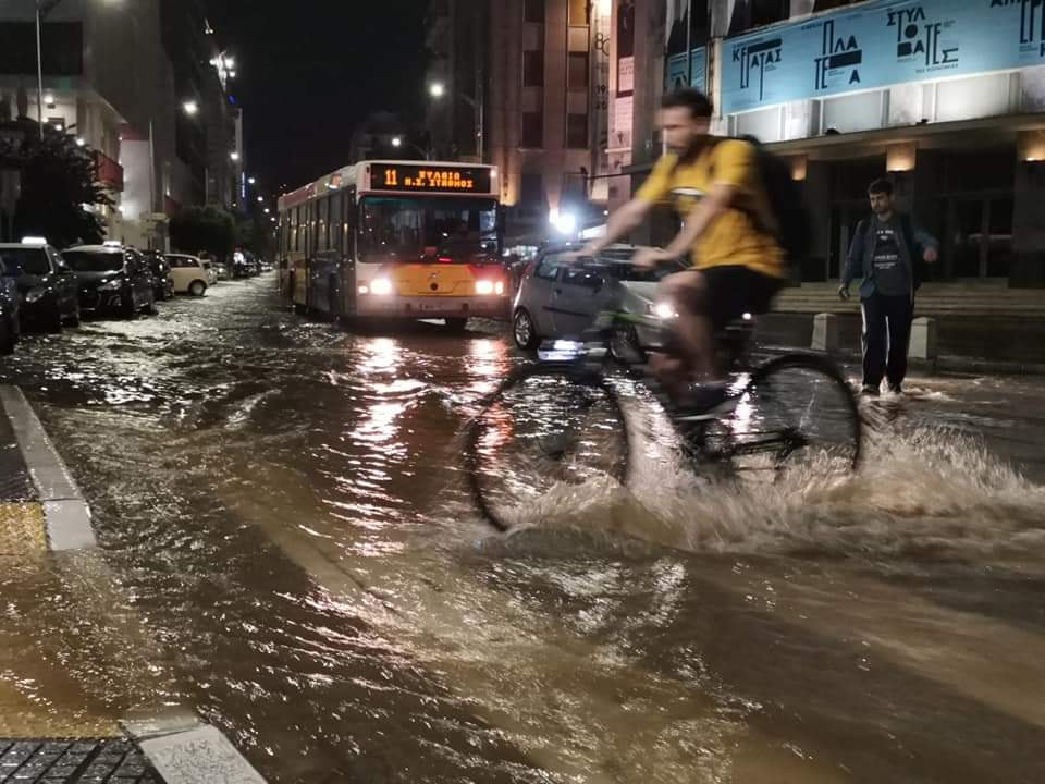 Θεσσαλονίκη κακοκαιρία: Πλημμυρικά φαινόμενα μετά την έντονη βροχόπτωση