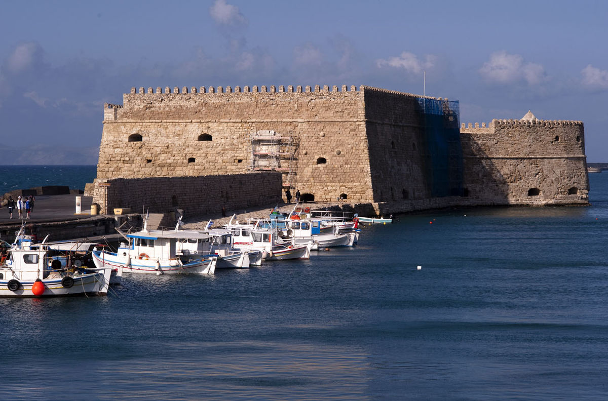 Πτώση άνδρα Ηράκλειο: Έπεσε στο ενετικό λιμάνι – Νοσηλεύεται στην Εντατική