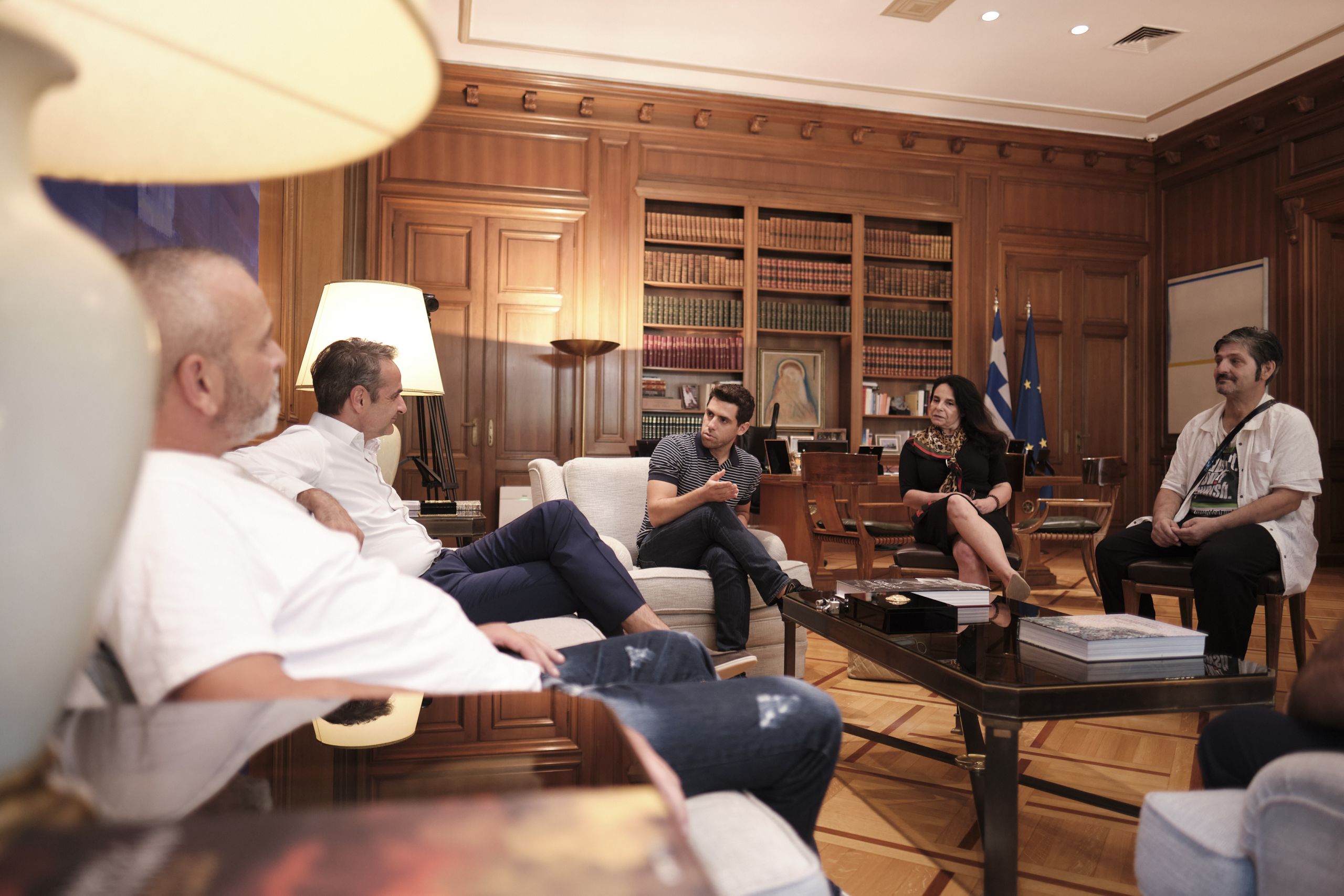 Συνάντηση Μητσοτάκη απεξαρτημένων: Υπόσχεση για κίνητρα στους εργοδότες για προσλήψεις