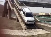 Έκανε αναστροφή στην Εθνική οδό χρησιμοποιώντας την πεζογέφυρα