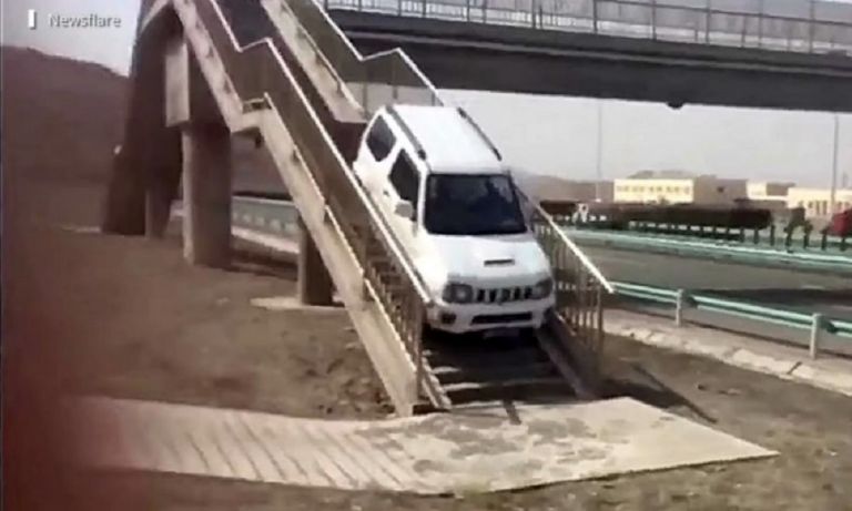 Έκανε αναστροφή στην Εθνική οδό χρησιμοποιώντας την πεζογέφυρα
