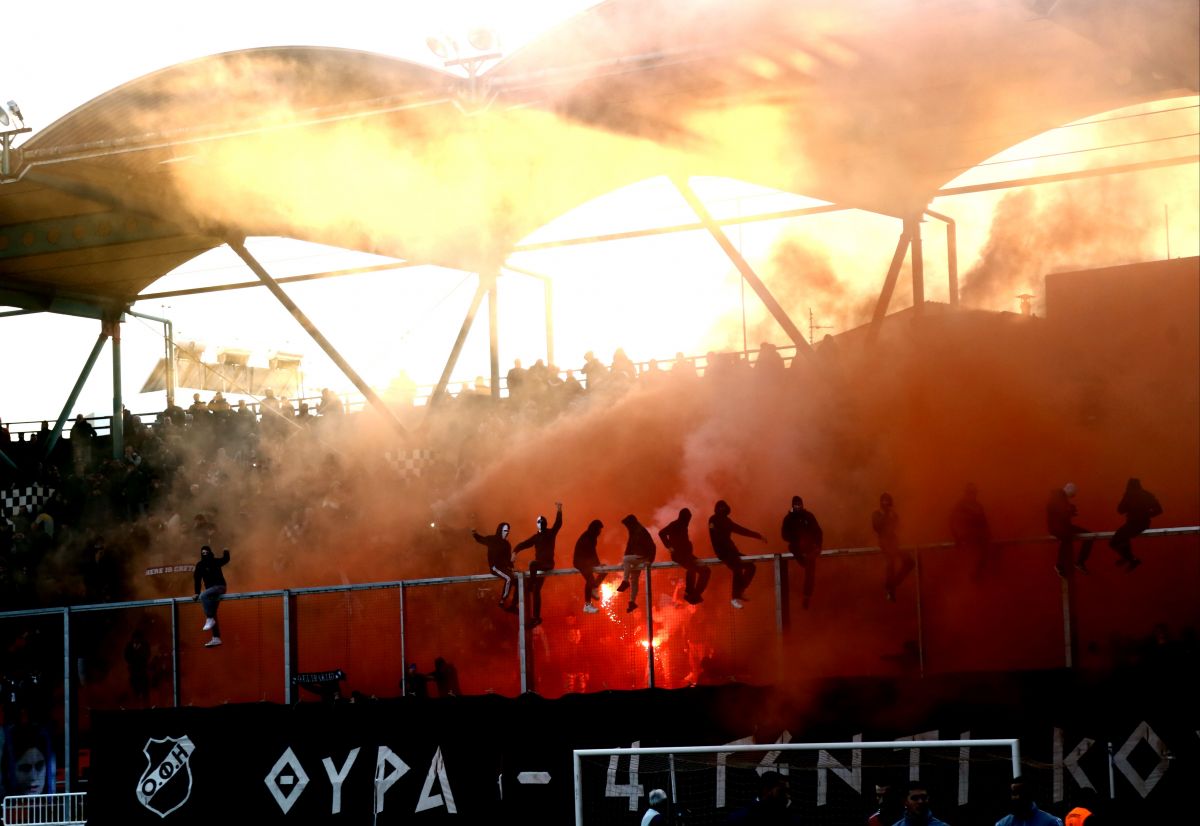 Super League: Αίτημα από έξι ομάδες για επιστροφή του κόσμου στα γήπεδα