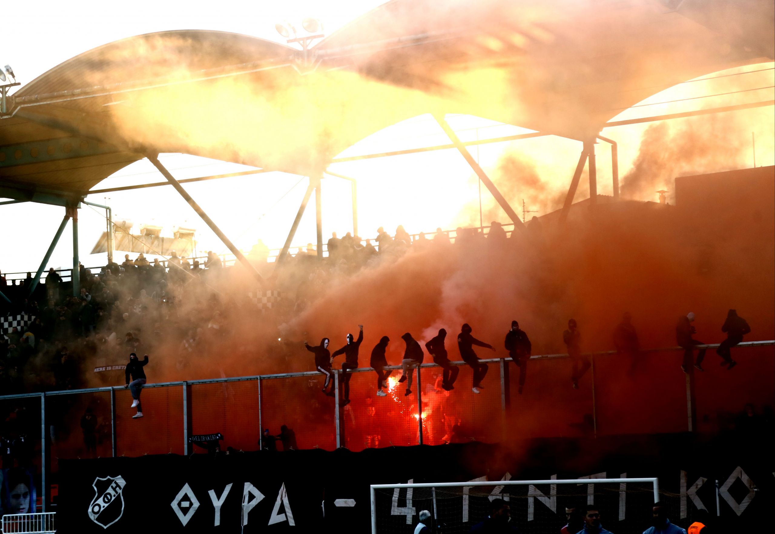 Super League: Αίτημα από έξι ομάδες για επιστροφή του κόσμου στα γήπεδα