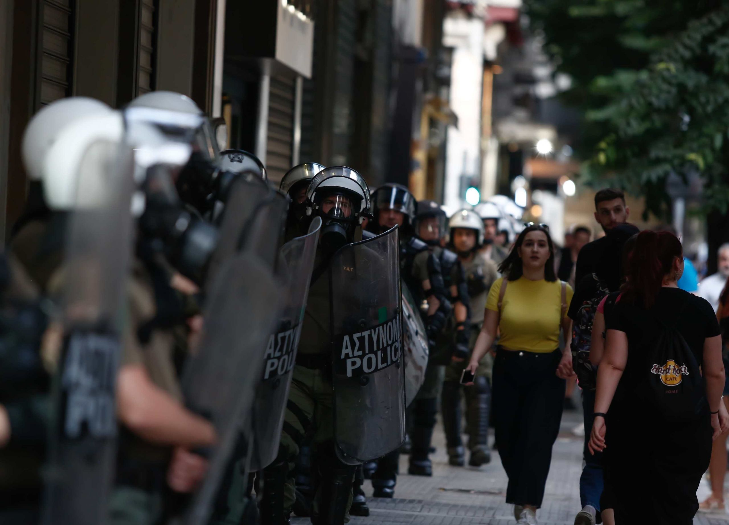 Επεισόδια στο Σύνταγμα: Νέα ένταση στο κέντρο της Αθήνας μετά την πορεία για τη δολοφονία Τζορτζ Φλόιντ