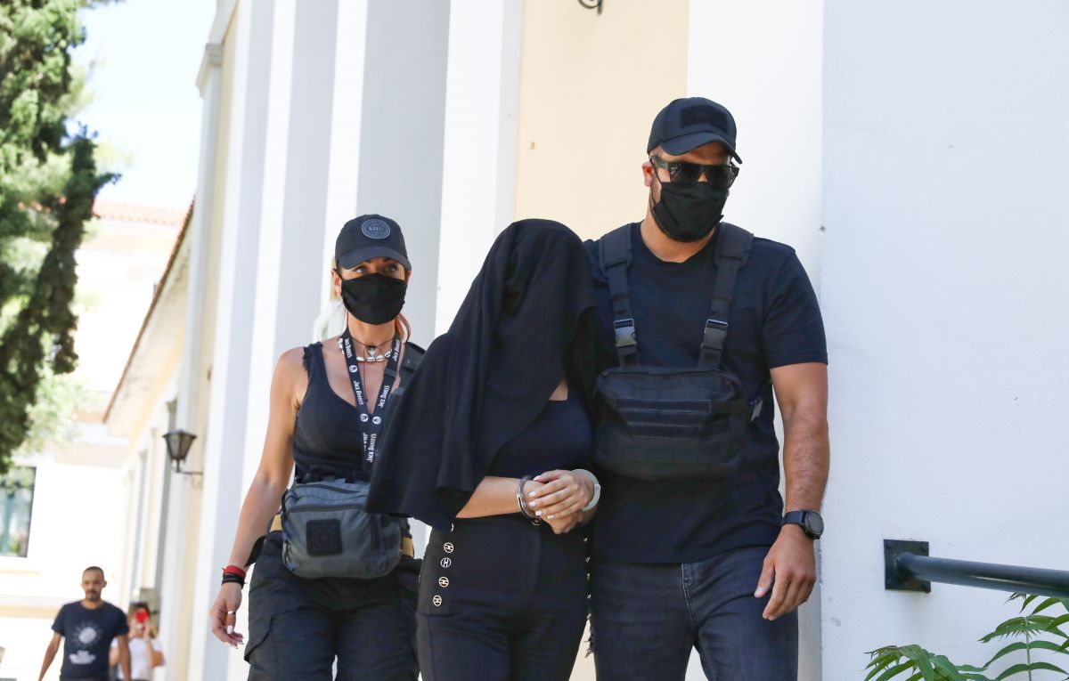 Επίθεση με βιτριόλι: Μαγνήτισε τα βλέμματα η κοκκινομάλλα αστυνομικός που συνόδευε την 35χρονη