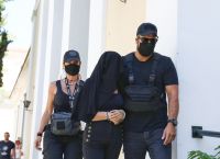 Επίθεση με βιτριόλι: Μαγνήτισε τα βλέμματα η κοκκινομάλλα αστυνομικός που συνόδευε την 35χρονη