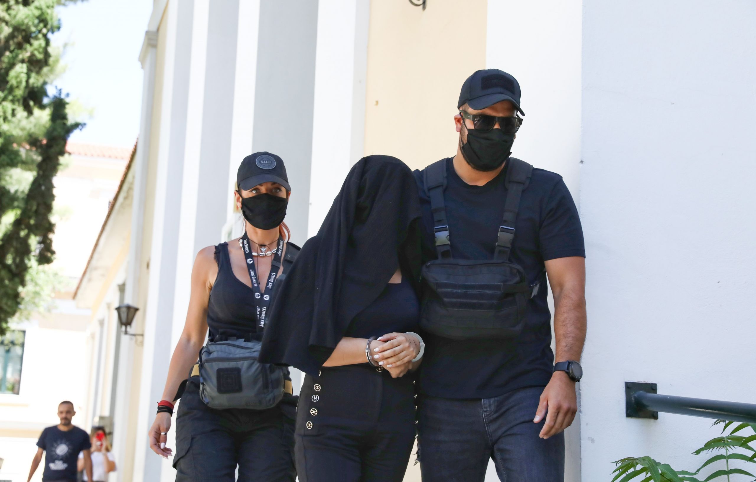 Επίθεση με βιτριόλι: Μαγνήτισε τα βλέμματα η κοκκινομάλλα αστυνομικός που συνόδευε την 35χρονη