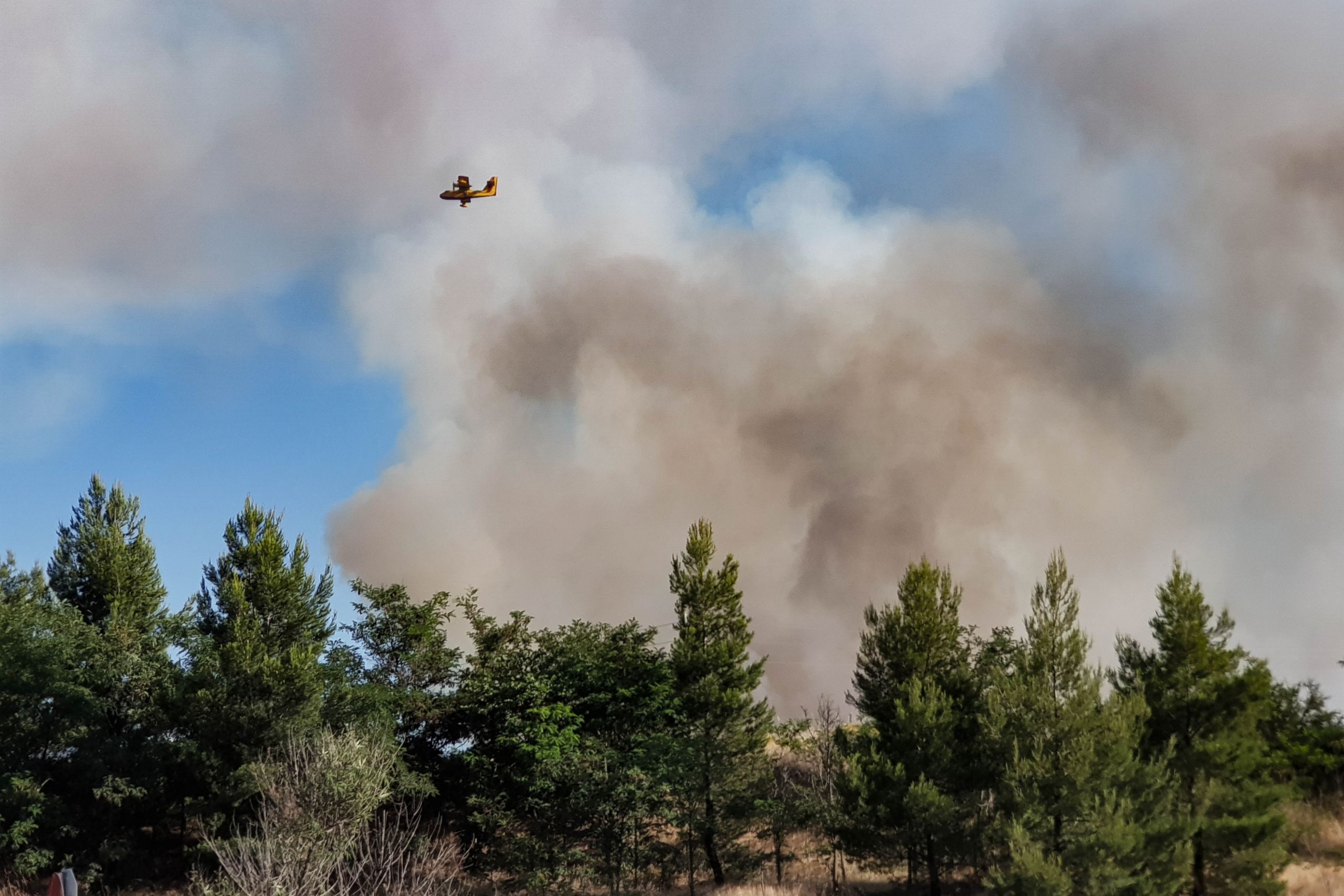 Φωτιά Μυτιλήνη: Μαίνεται για δεύτερη ημέρα η πυρκαγιά στα βουνά την Θέρμης