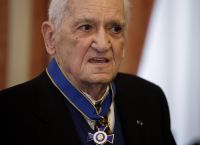 Τίτος Πατρίκιος: Γνωρίστε τον ποιητή που «έπεσε» στις πανελλήνιες