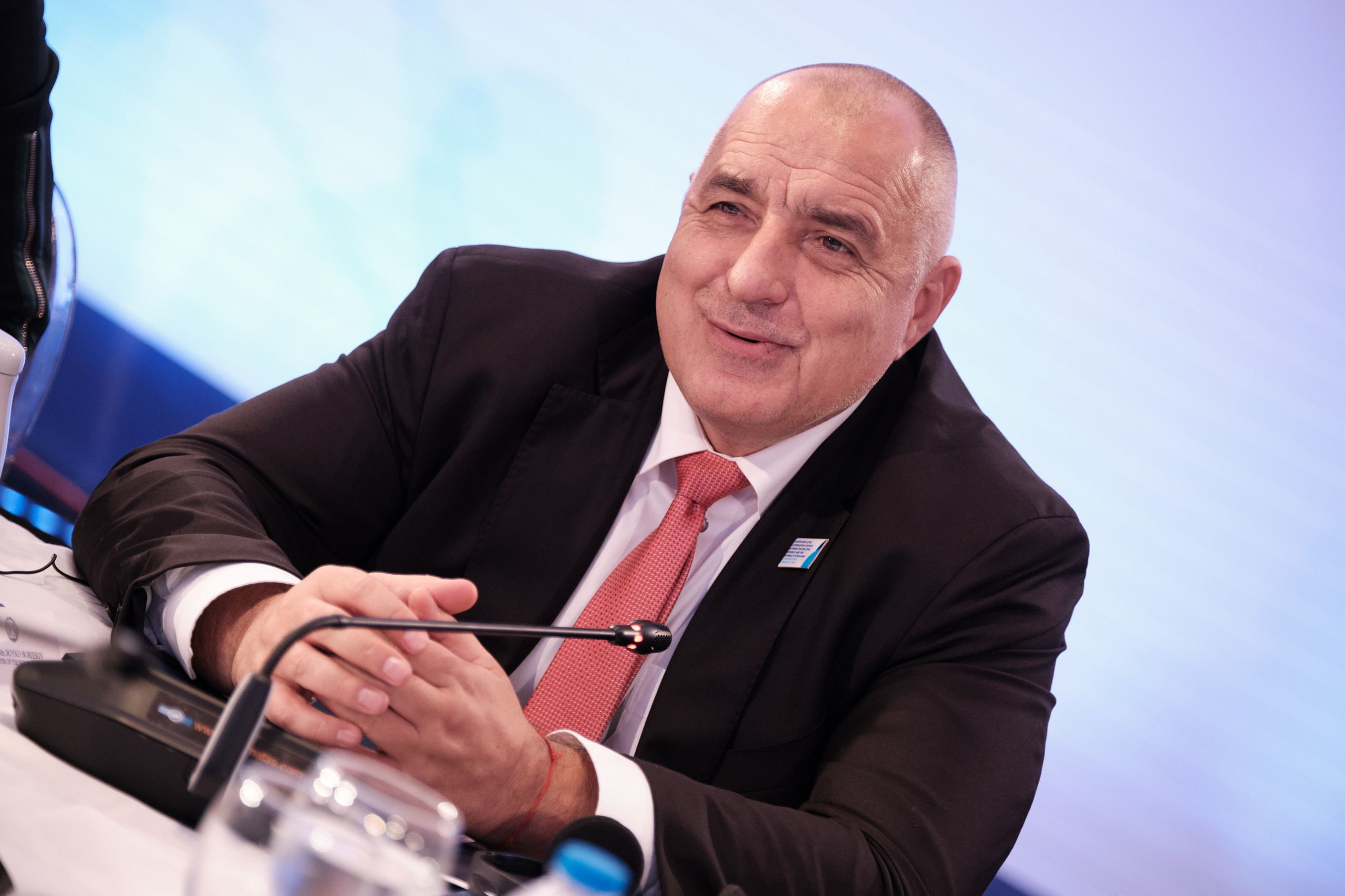 Μπορίσοφ φωτογραφίες: Ένα πιστόλι, 500ευρα και ράβδοι χρυσού – «Σάλος» στη Βουλγαρία