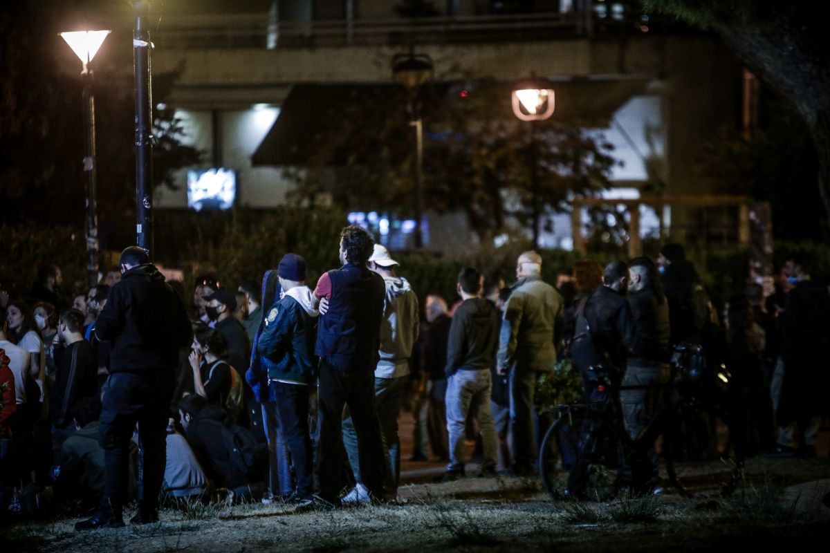 Καθηγητής μικροβιολογίας: «Στην Ελλάδα από τα πάρτι θα την πάθουμε»